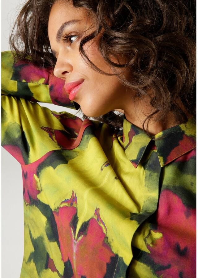 Aniston CASUAL Overhemdblouse met bloem batik-print elk stuk is uniek - Foto 2
