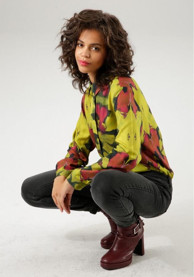 Aniston CASUAL Overhemdblouse met bloem batik-print elk stuk is uniek - Foto 3