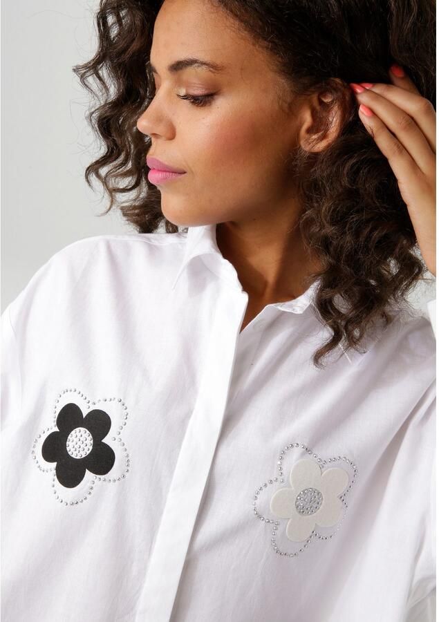 Aniston CASUAL Overhemdblouse met glinsterende steentjes versierde bloemapplicaties - Foto 2