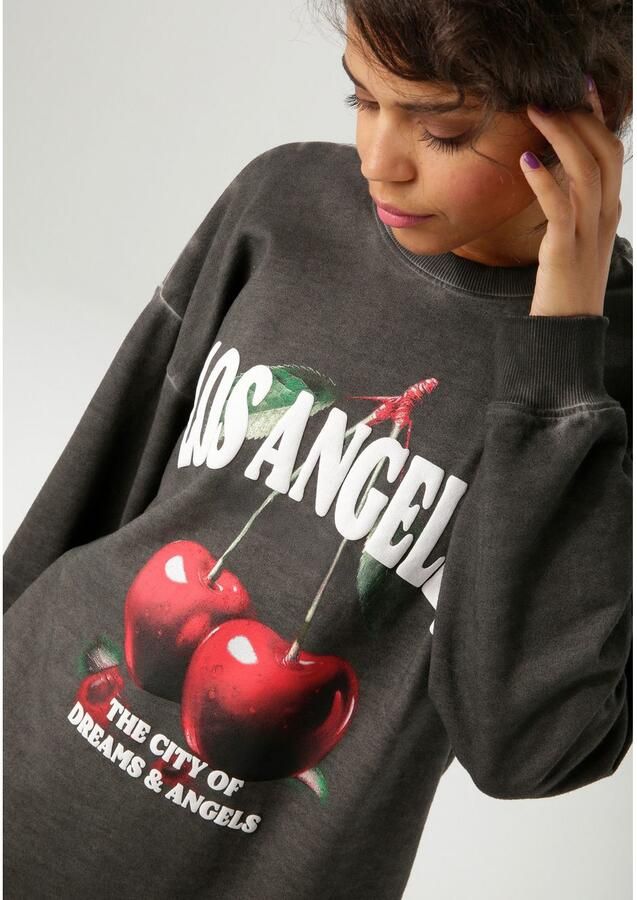 Aniston CASUAL Sweatshirt bedrukt met pittige kersen en opschriften nieuwe collectie - Foto 3