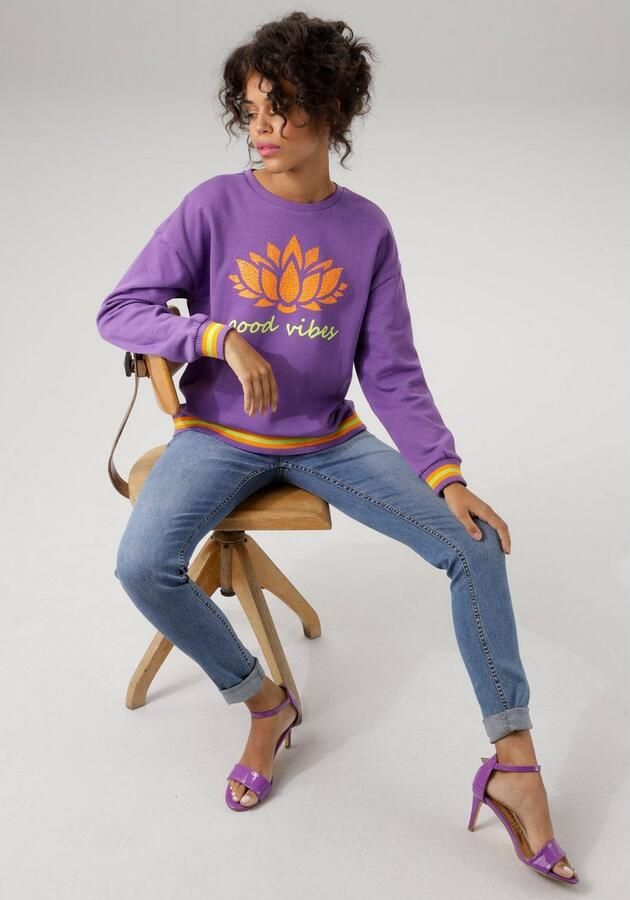 Aniston CASUAL Sweatshirt Print op voorkant met abstracte waterlelie en tekst - Foto 5