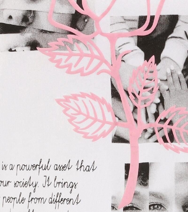 Aniston CASUAL T-shirt met rozenversierde diversity-voorprint