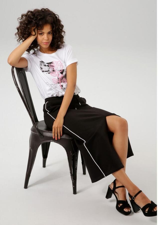 Aniston CASUAL T-shirt met rozenversierde diversity-voorprint - Foto 4