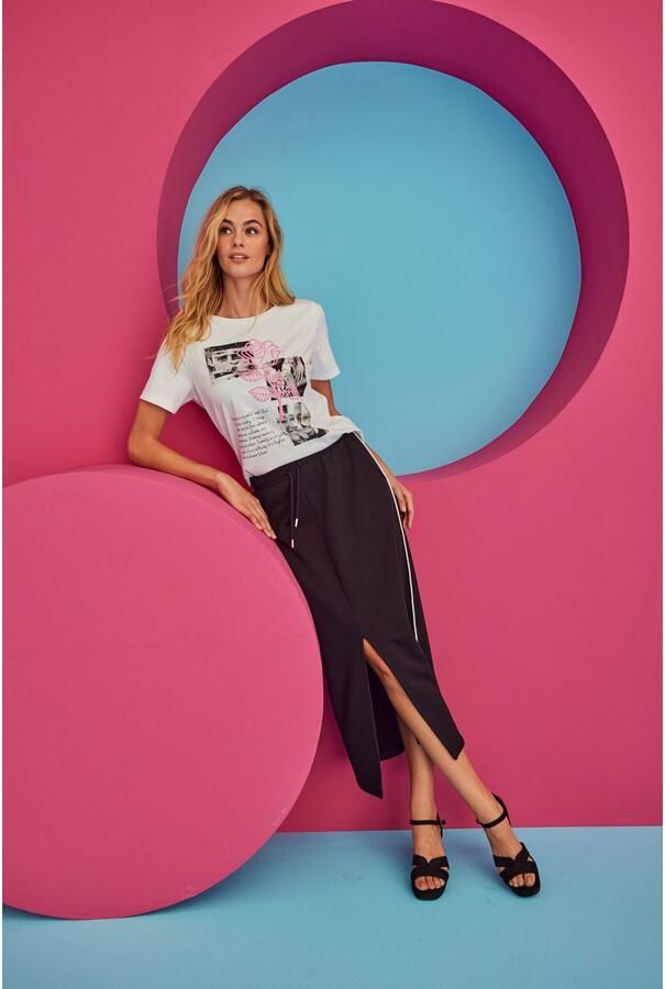 Aniston CASUAL T-shirt met rozenversierde diversity-voorprint - Foto 7