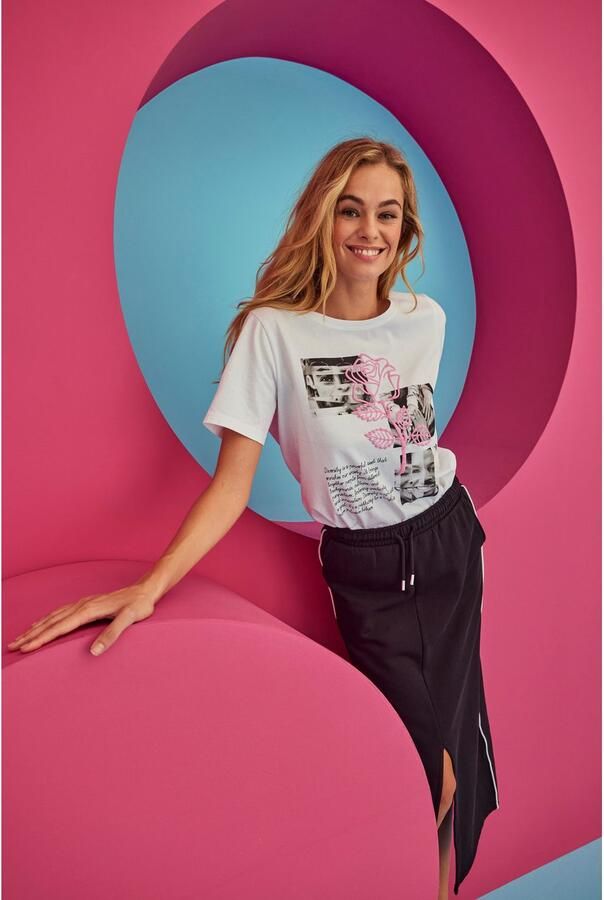 Aniston CASUAL T-shirt met rozenversierde diversity-voorprint - Foto 8