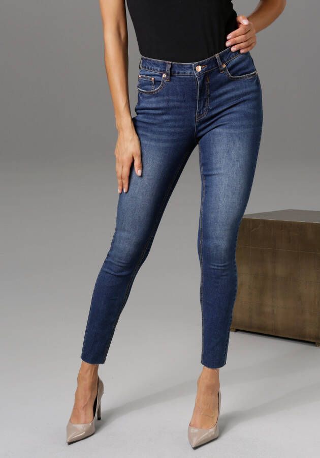 Aniston CASUAL Skinny fit jeans regular waist met gerafelde voetzoom