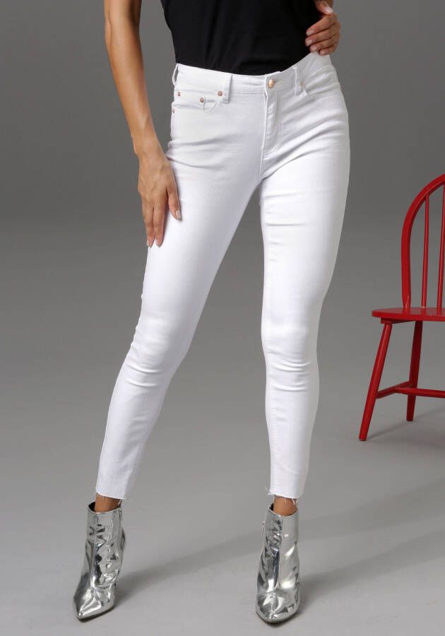 Aniston CASUAL Skinny fit jeans regular waist met gerafelde voetzoom