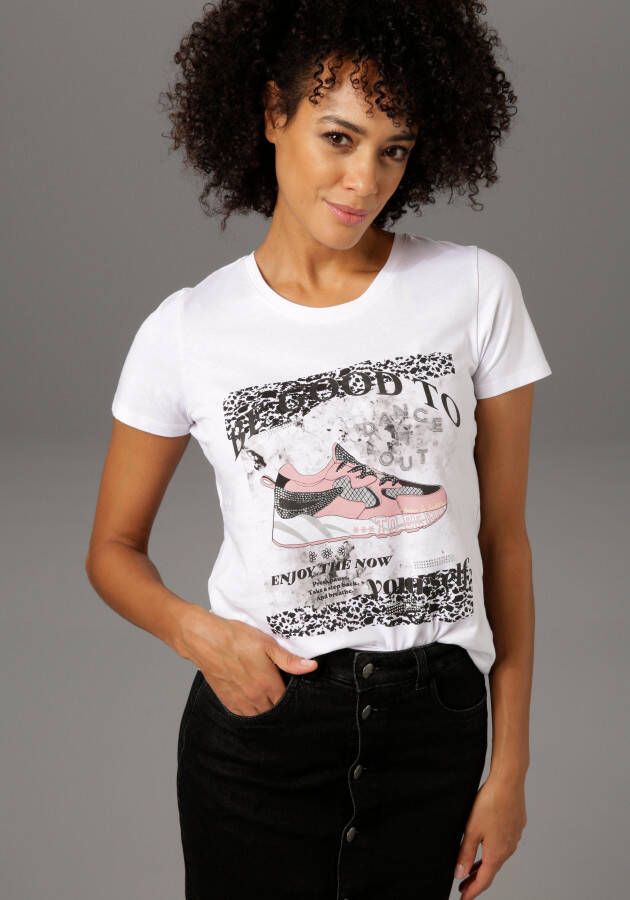 Aniston CASUAL T-shirt met glinstersteentjes gegarneerde frontprint met sneakers en opschrift