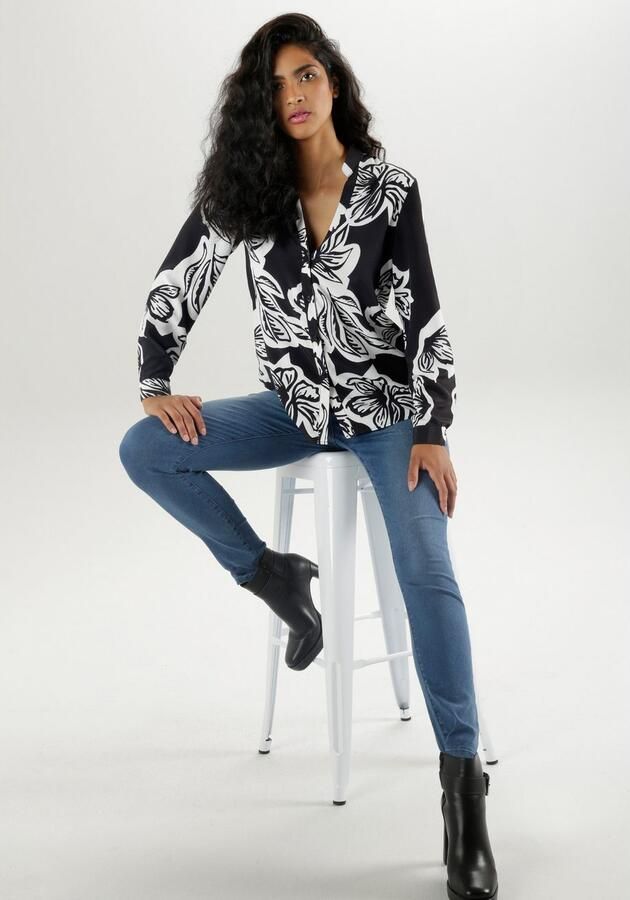 Aniston SELECTED Blouse zonder sluiting met opvallende bloesemprint en knoopsluiting - Foto 6
