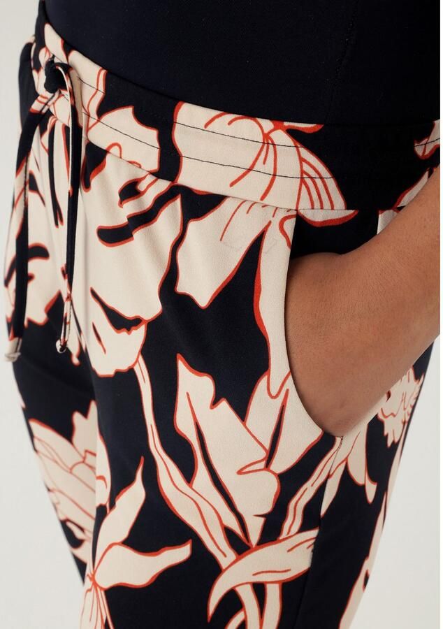 Aniston SELECTED Comfortbroek met grootvlak en abstract bloemenpatroon - Foto 2