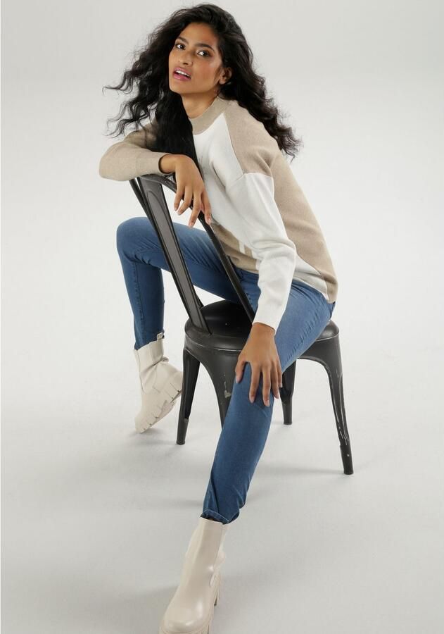 Aniston SELECTED Gebreide trui met opvallend bloesemdesign - Foto 4