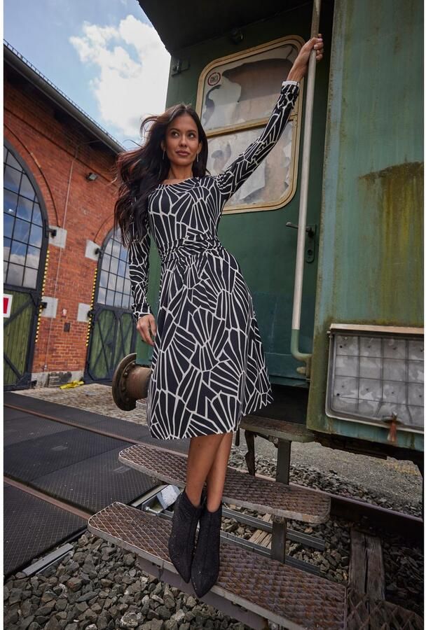 Aniston SELECTED Jerseyjurk in grafisch patroon dessin en gerimpelde tailleband nieuwe collectie - Foto 6