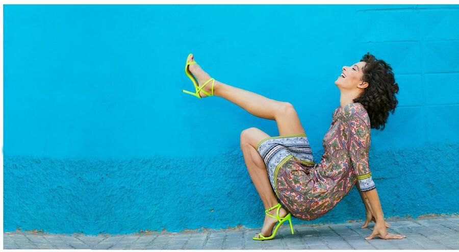 Aniston SELECTED Jerseyjurk met kleurrijk motief - Foto 7