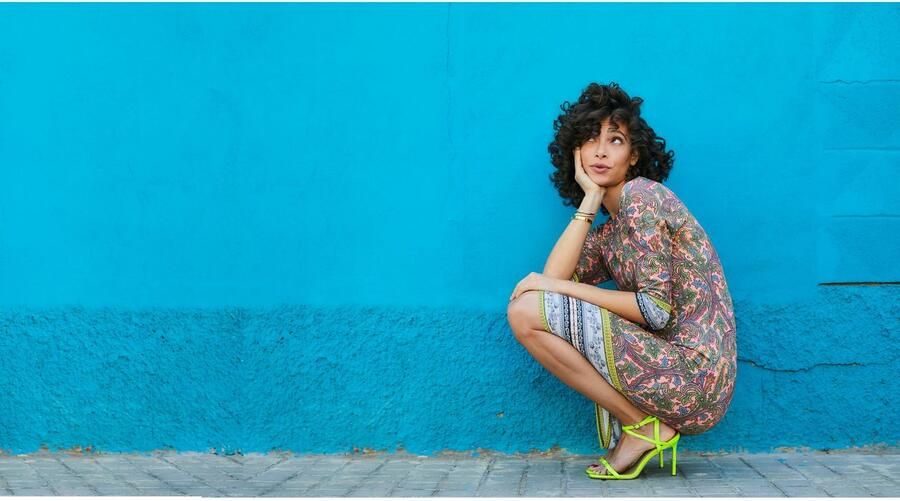 Aniston SELECTED Jerseyjurk met kleurrijk motief - Foto 6