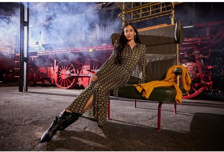 Aniston SELECTED Jerseyjurk met retropatroon en afneembaar strikband nieuwe collectie - Foto 6