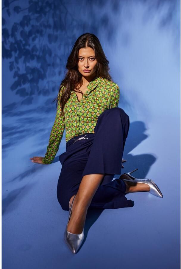 Aniston SELECTED Overhemdblouse met retro-patroon en lichte taillering