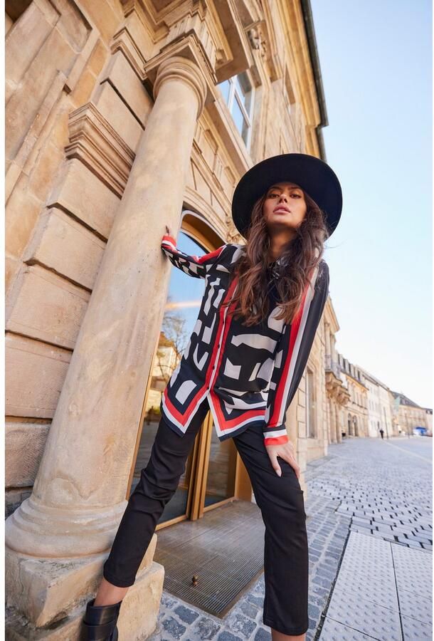 Aniston SELECTED Lange blouse met rode strepen in de print