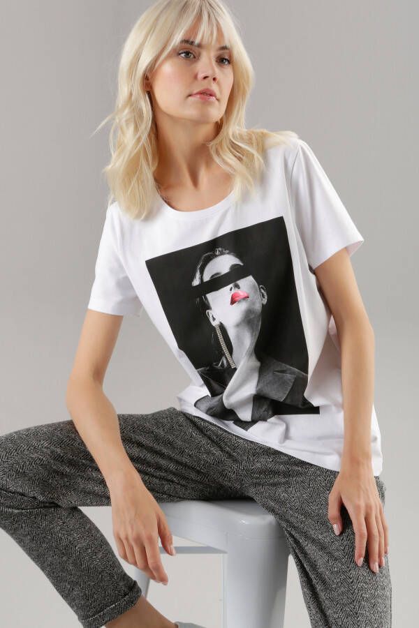 Aniston SELECTED T-shirt gegarneerd met strassteentjes