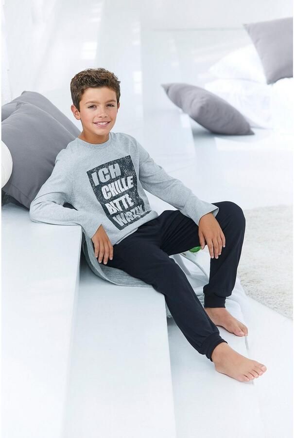 AUTHENTIC LE JOGGER Pyjama met spreuk "Ik chill wacht even" (2-delig 1 stuk)