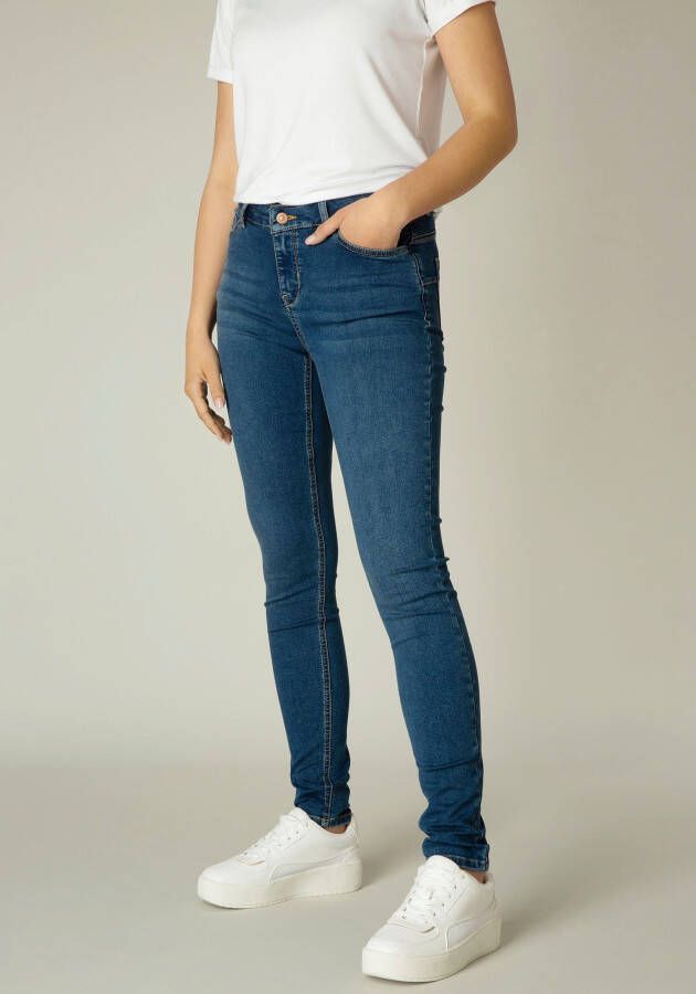 Base Level Slim fit jeans Joy aansluitende prettige look