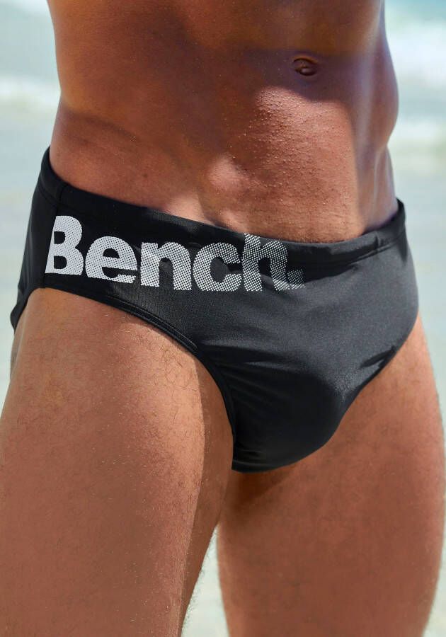 Bench. Zwembroek met bench-opschrift