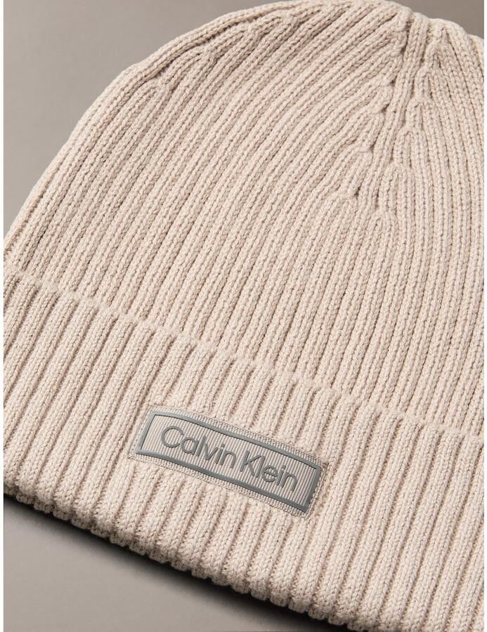 Calvin Klein Gebreide muts PATCH CHUNKY RIB COTTON BEANIE