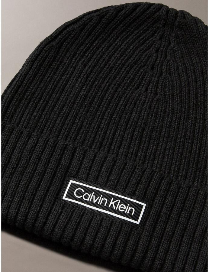 Calvin Klein Gebreide muts PATCH CHUNKY RIB COTTON BEANIE