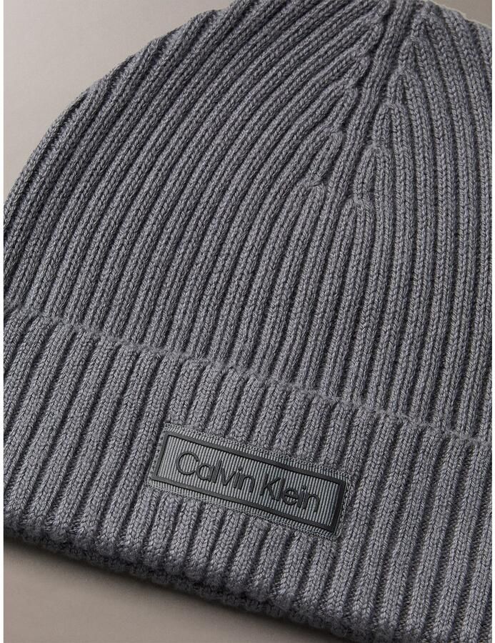 Calvin Klein Gebreide muts PATCH CHUNKY RIB COTTON BEANIE