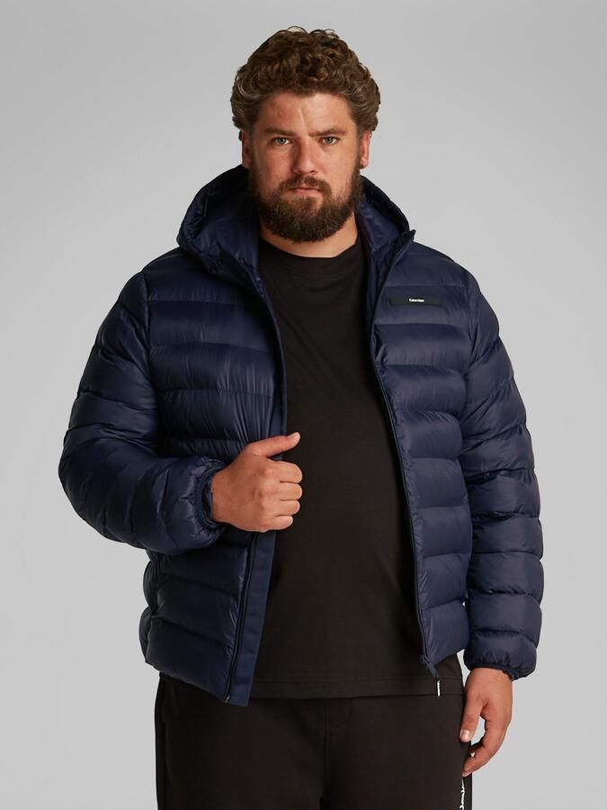 Calvin Klein Gewatteerde jas BT_QUILTED LW HOODED JACKET in grote maten met logoprint - Foto 5