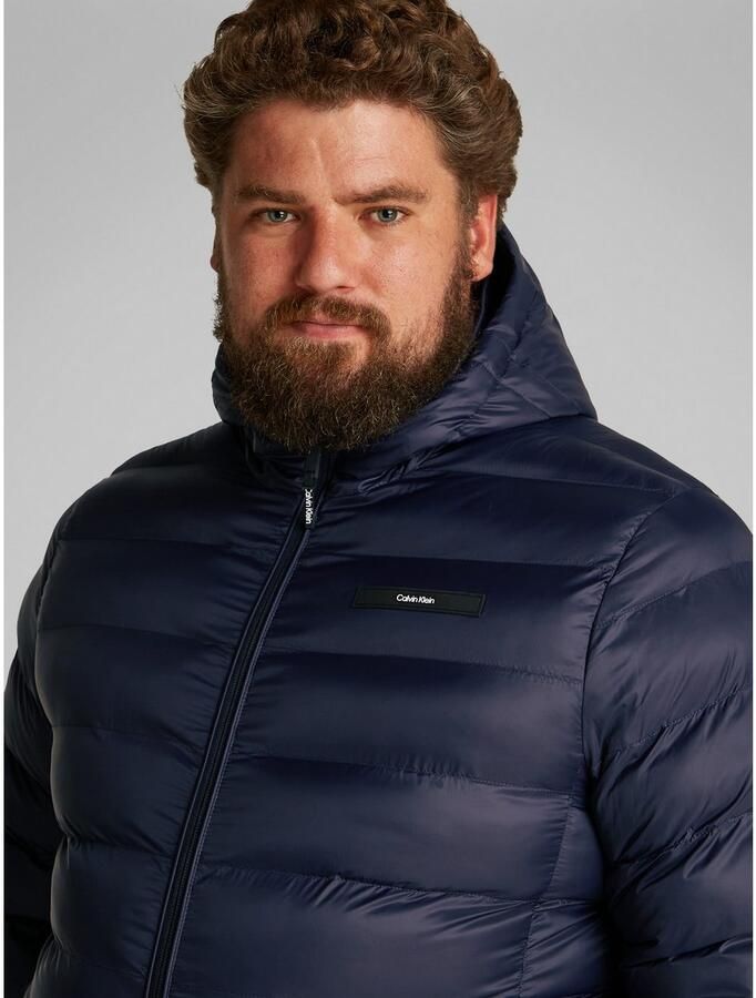 Calvin Klein Gewatteerde jas BT_QUILTED LW HOODED JACKET in grote maten met logoprint - Foto 2