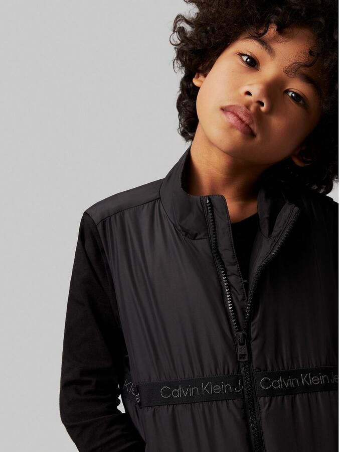 Calvin Klein Korte bodywarmer BOXY LIGHT PADDED TAPE VEST voor kinderen tot 16 jaar met merklabel - Foto 3
