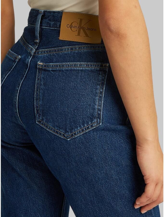 Calvin Klein Mom jeans HIGH RISE STRAIGHT lichte stone wash-look met muntzakje