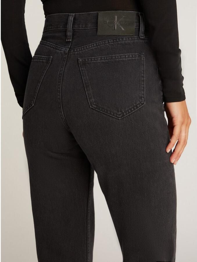Calvin Klein Mom jeans HIGH RISE STRAIGHT lichte stone wash-look met muntzakje