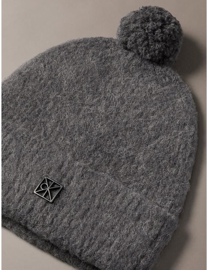 Calvin Klein Pomponmuts EMBLEM BRUSHED POMPOM BEANIE Perfect voor dagelijks gebruik