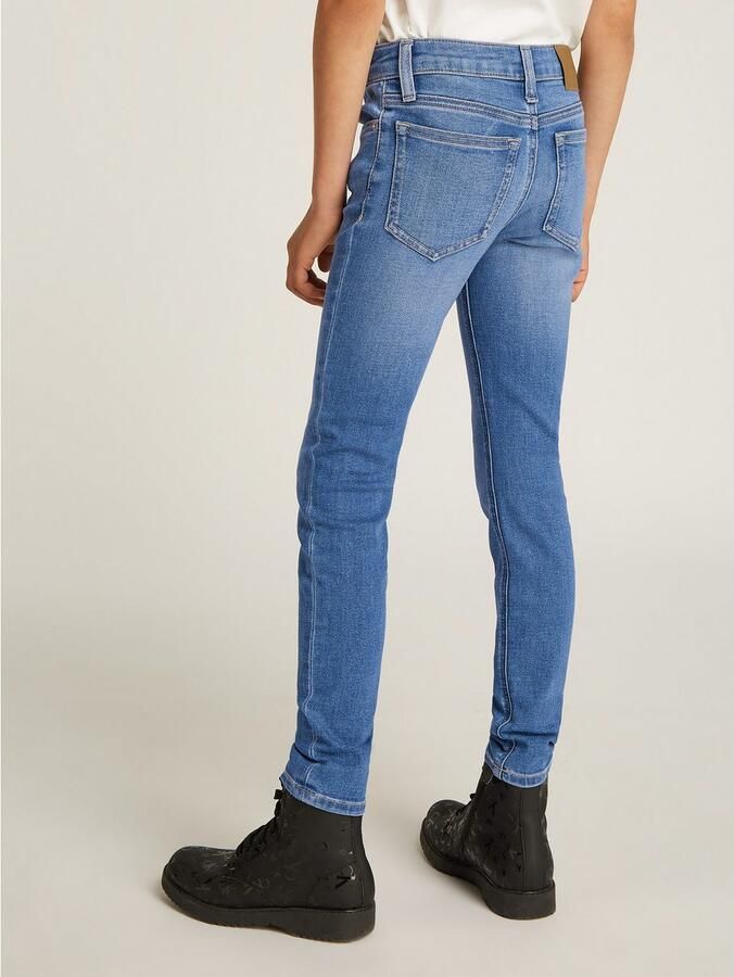Calvin Klein Skinny fit jeans MR SKINNY ESS WASHED BLUE DENIM voor kinderen tot 16 jaar met logopatch
