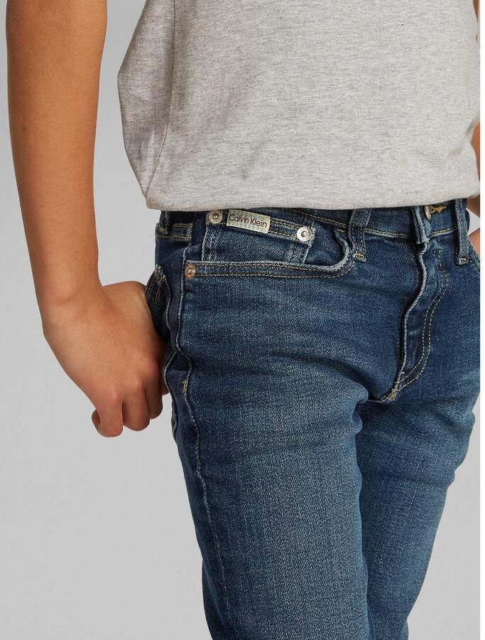Calvin Klein Slim fit jeans DARK BLUE VISUAL SLIM voor kinderen tot 16 jaar met leren patch