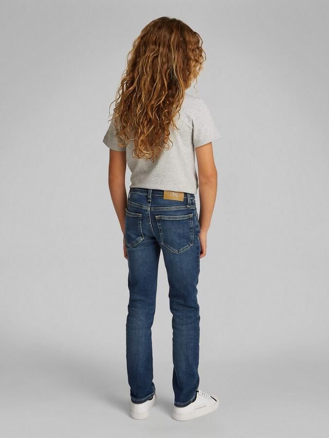 Calvin Klein Slim fit jeans DARK BLUE VISUAL SLIM voor kinderen tot 16 jaar met leren patch - Foto 2