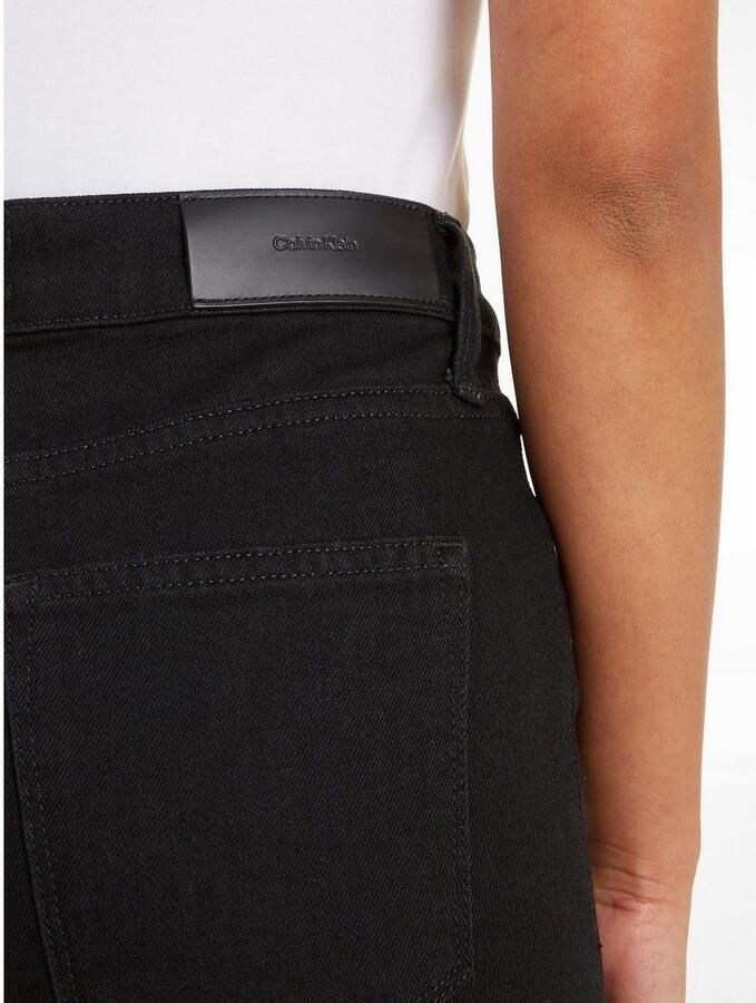 Calvin Klein Slim fit jeans MR SLIM SOFT BLACK met leren merklabel aan de achterkant van de tailleband