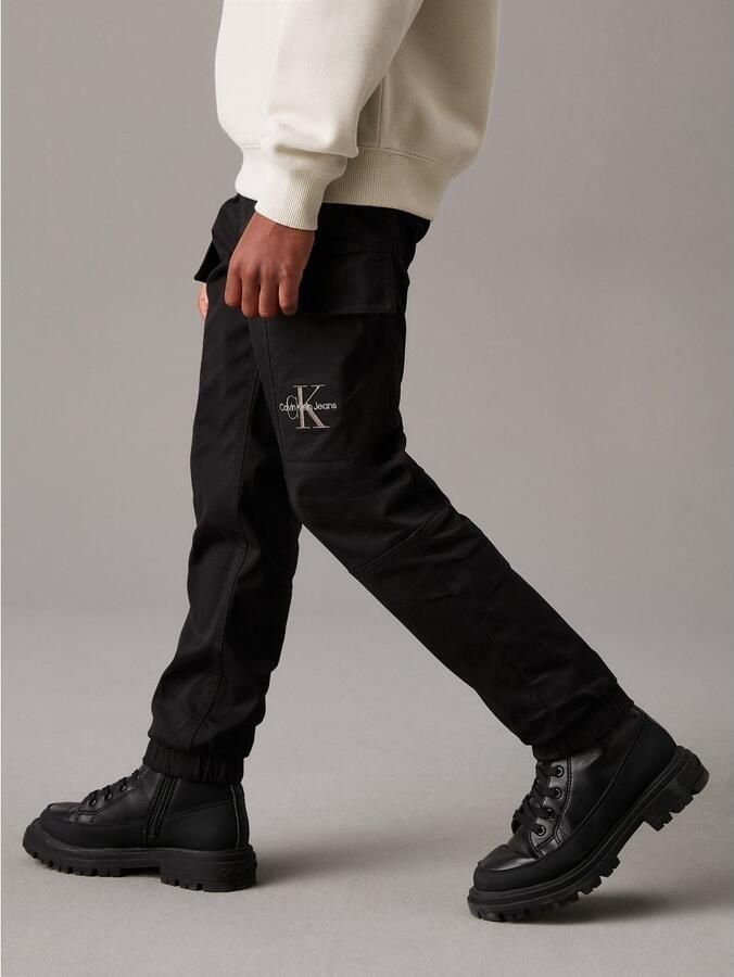 Calvin Klein Sweatbroek ESSENTIAL WOVEN CARGO PANTS voor kinderen tot 16 jaar met logo-print - Foto 9