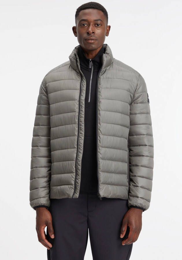 Calvin Klein Gewatteerde jas RECYCLED SIDE LOGO JACKET met contrastkleurige details