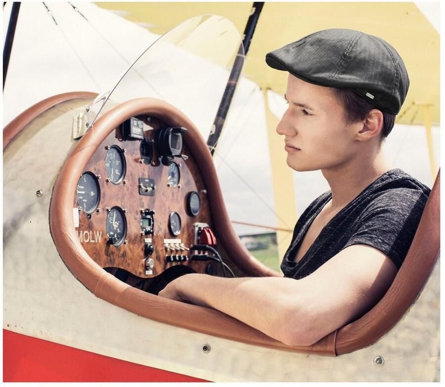 Chillouts Sportpet Alicante Hat met fijn streepmotief & moderne elegantie