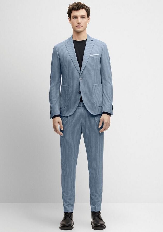 Cinque Colbert bij een pak CIDATI in discreet streep patroon