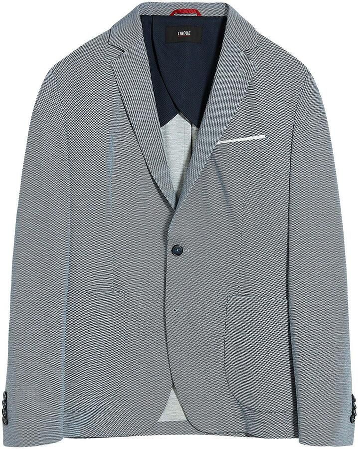 Cinque Colbert bij een pak CIDATI met modieuze structuur