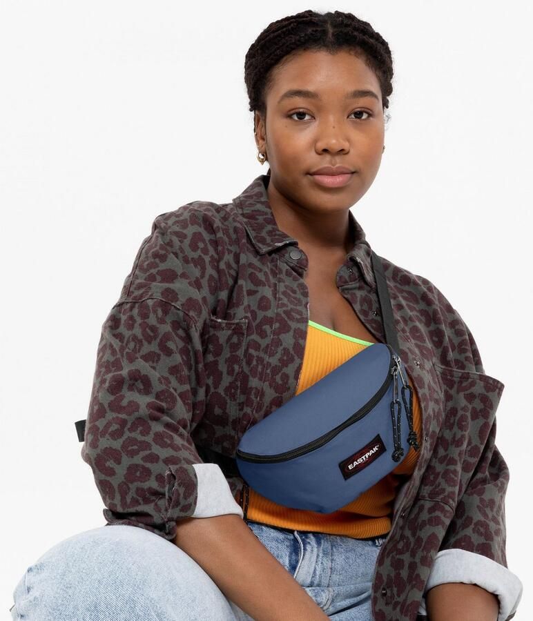 Eastpak Buiktasje SPRINGER unisex heuptas minibag in een casual look met logo-patch - Foto 2