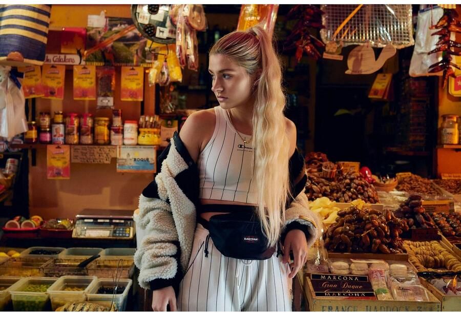 Eastpak Buiktasje SPRINGER unisex heuptas minibag in een casual look met logo-patch - Foto 3