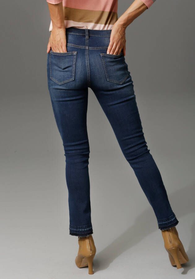 Aniston CASUAL Bootcut jeans trendy wassing ij de iets gerafelde voetzoom