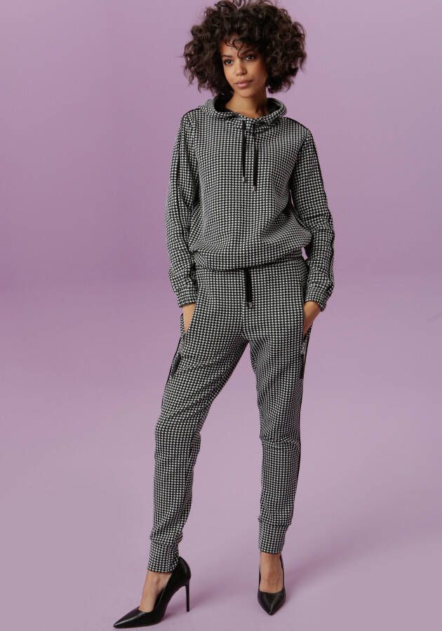 Aniston CASUAL Comfortbroek met trendy pied-de-poulemotief en piping langs de zijnaden