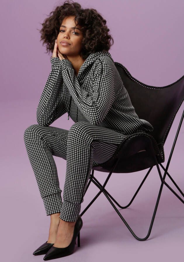 Aniston CASUAL Comfortbroek met trendy pied-de-poulemotief en piping langs de zijnaden