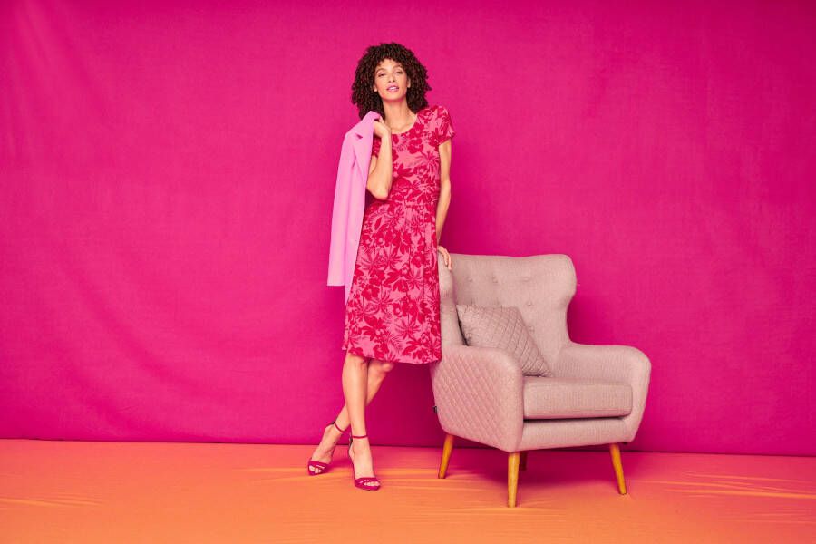 Aniston SELECTED Zomerjurk met palmen en bloemen in knalkleur