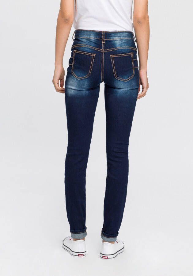 Arizona Slim fit jeans Met zichtbare schuine knoopsluiting